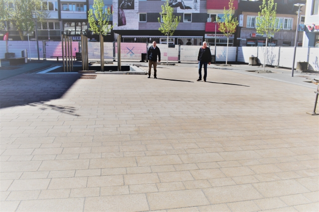  Beigeordneter Peter Kiefer (rechts) und Tiefbaureferatsleiter Sebastian Staab freuen sich, dass ab Montag, 17. Mai,  die Bauzäune am Schillerplatz entfernt werden © Stadt Kaiserslautern