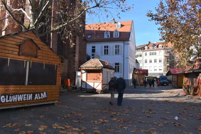 Bei schönstem Herbstwetter waren die Standbetreiber am Dienstagmittag kräftig am Aufbauen. Viele der Buden stehen schon. © Stadt Kaiserslautern