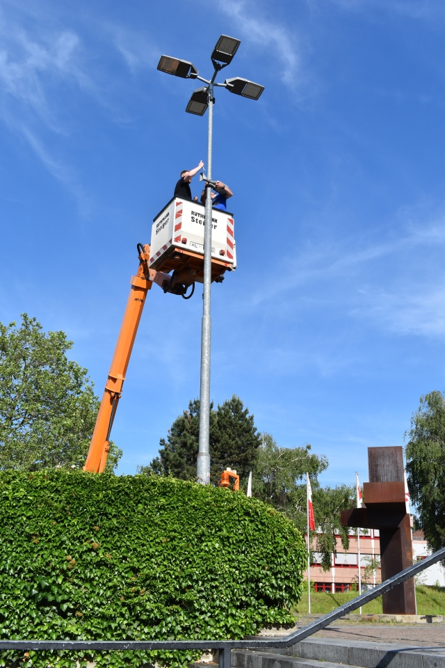 Auch auf dem Rathausvorplatz wurde die Signalisierung getestet. Das Foto zeigt die Montage der Sirene am Morgen des 16. Juni.  © Stadt Kaiserslautern