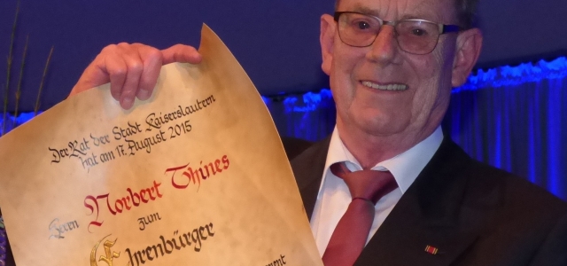 Norbert Thines mit der Ehrenbürgerurkunde auf der Bühne der Fruchthalle am 27. Januar 2016.