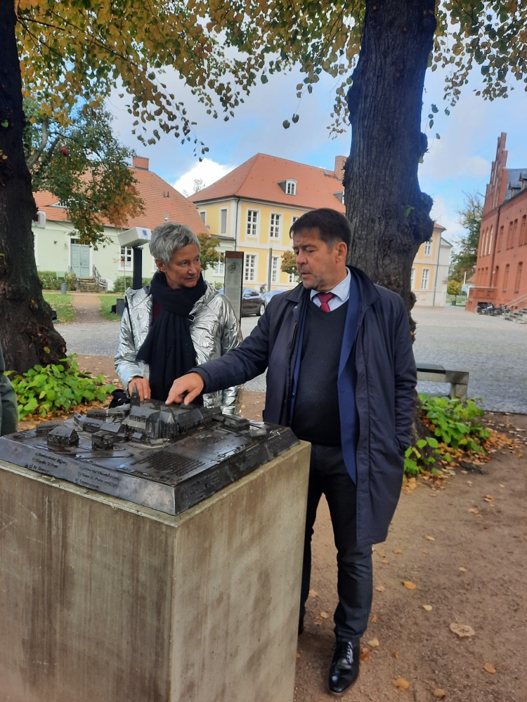 OB Scheller erläuterte anhand eines Stadtmodells die Geschichte der Partnerstadt. © Stadt Kaiserslautern