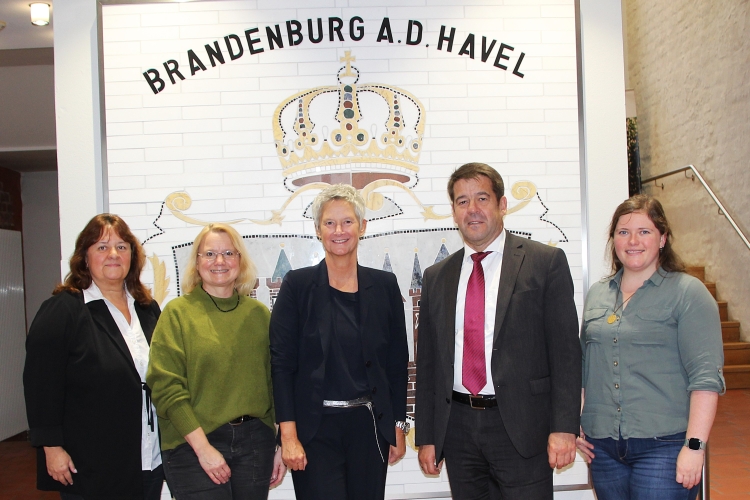 Oberbürgermeisterin Kimmel wurde von der Städtepartnerschaftsbeauftragten Simone Zapf und der Leiterin des OB-Büros Martina Dowidat begleitet. Rechts OB Scheller und die Städtepartnerschaftsbeauftragte von Brandenburg, Vanessa Vollenschier. © Stadt Brandenburg
