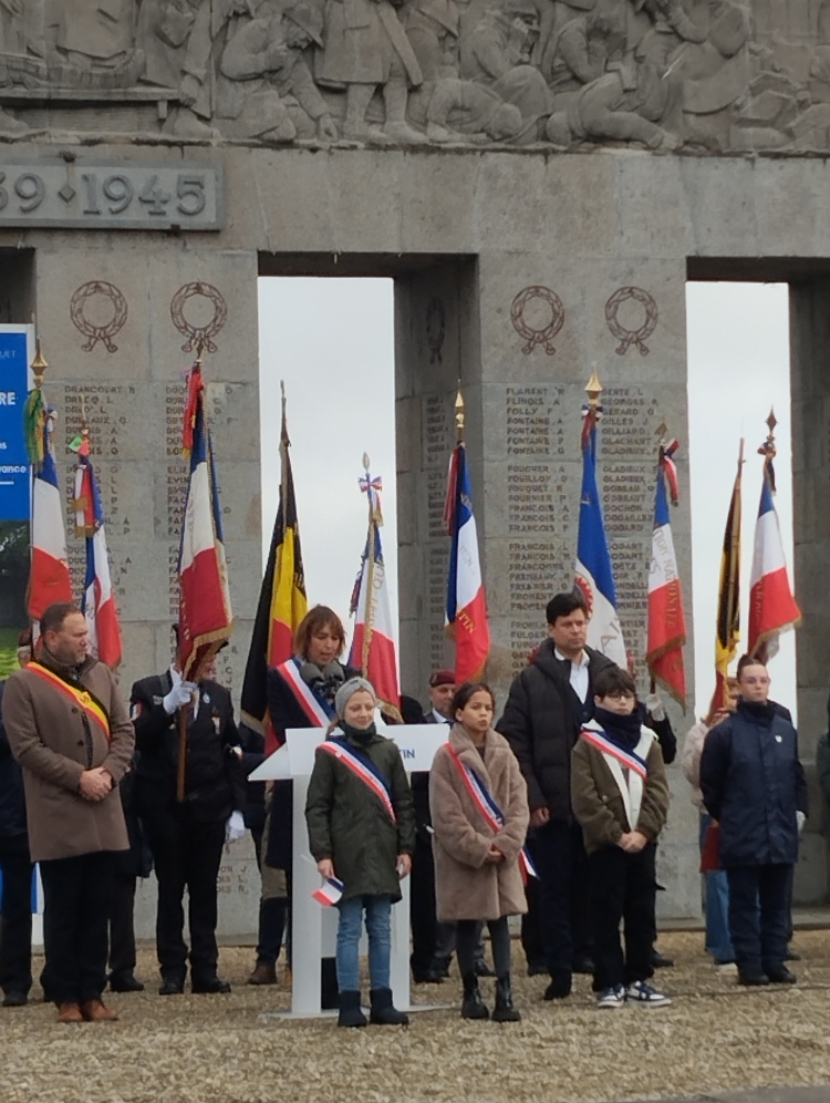 Manuel Steinbrenner (rechts) bei der Rede der Bürgermeisterin von Saint-Quentin, Frédérique Macarez, am Denkmal Albert I.  © Stadt Kaiserslautern