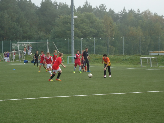 Zwei Schülermannschaften bei einem Spiel auf dem Rasen des Sportparks des 1. FC Kaiserslautern. © Stadt Kaiserslautern