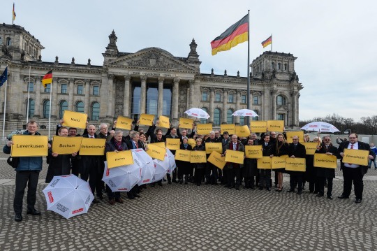 Mehr als 50 Oberbürgermeisterinnen, Oberbürgermeister, Landräte und Finanzdezernenten von Kommunen in Finanznot vom parteiübergreifenden Aktionsbündnis Für die Würde unserer Städte trafen sich heute in Berlin mit verschiedenen Fraktionsvertretern. © Walter Schernstein/Stadt MH