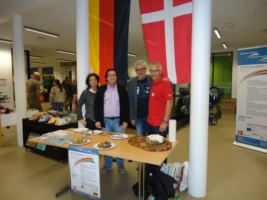 Die Stadt Kaiserslautern war mit zwei Ständen am Interkulturellen Tag der Sølystskolen in Silkeborg vertreten. Unter anderem gab es Pfälzer Spezialitäten zum Probieren (v.l.n.r: Gitta Blasius, Leiterin der Grundschule Auf dem Fischerrück, Rainer Blasius, Leiter Medienzentrum Kaiserslautern, Claes Pedersen, Leiter Sølystskolen, Peter Krietemeyer, Projektkoordinator).  © Stadt Kaiserslautern