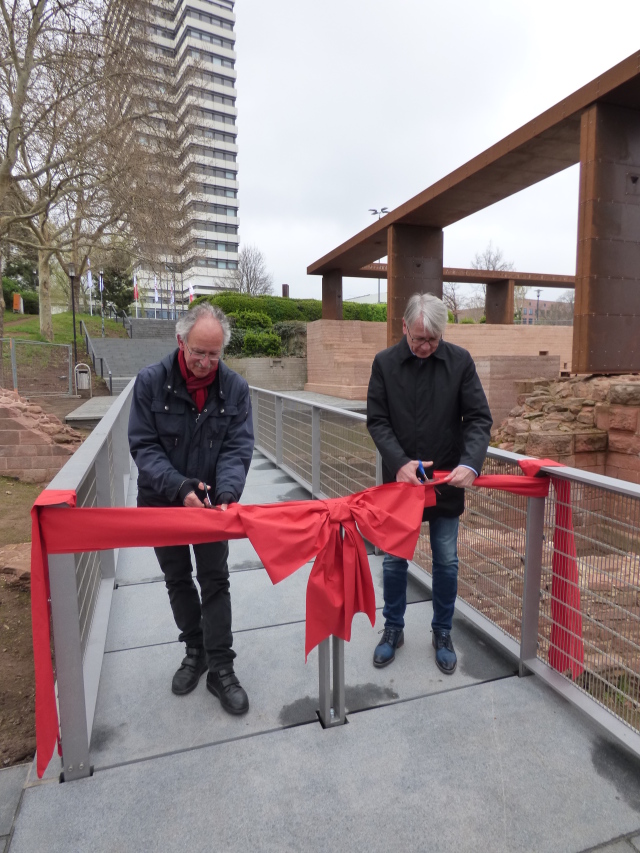 Rüdiger Schulz (GDKE) und OB Klaus Weichel beim Durchschneiden des Bandes.  © Stadt Kaiserslautern