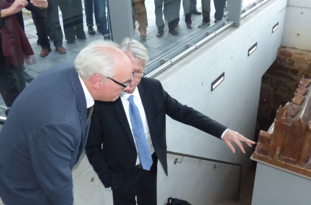 Rotary-Präsident Thomas Weber und OB Klaus Weichel vor dem Bronzemodell. © Stadt Kaiserslautern