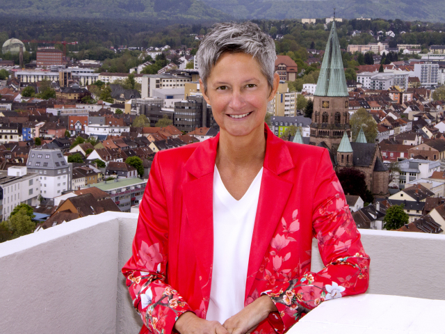 Beate Kimmel auf der Dachterrasse des Rathauses