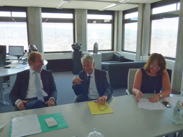 Staatssekretär Randolf Stich (links) war heute im Rathaus, um drei Förderbescheide an Oberbürgermeister Dr. Klaus Weichel (Mitte) zu übergeben. Rechts im Bild die Leiterin des Referats Stadtentwicklung, Elke Franzreb. © Stadt Kaiserslautern