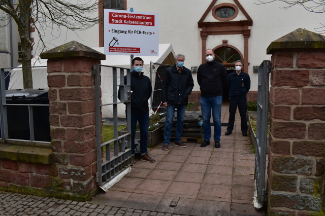 Sascha Faber von der städtischen Feuerwehr, Beigeordneter Peter Kiefer, Dekan Richard Hackländer, Jürgen-Heinrich Mayer von der städtischen Feuerwehr vor der Alten Eintracht © Stadt Kaiserslautern
