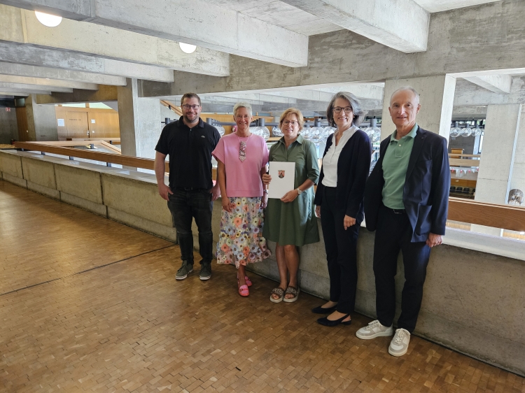 © Stadt Kaiserslautern Silke Damm im Kreise ihrer Gratulantinnen und Gratulanten © Stadt Kaiserslautern