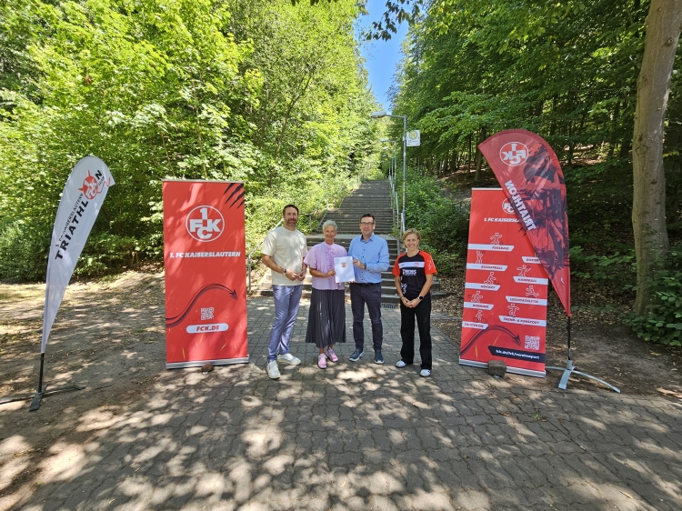 Bei der Bescheidübergabe durch Minister Marcus Klein (2.v.r.) mit dabei waren FCK-Vorstandsmitglied Tobias Frey, OB Beate Kimmel und die Abteilungsleiterin Triathlon Monika Frenger. © Stadt Kaiserslautern