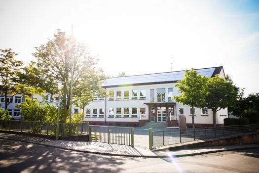 Paul-Gerhardt-Schule in der Mittagssonne © Anita Bauer