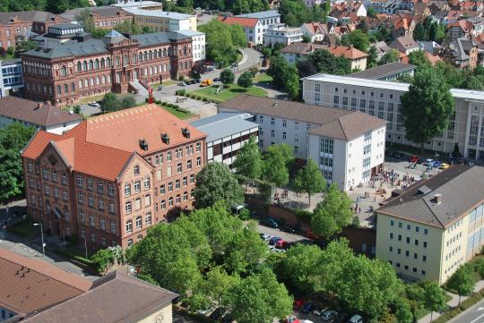 Luftaufnahme Albert-Schweitzer-Gymnasium. Im Hintergrund das mpk (Museum-Pfalzgalerie-Kaiserslautern). © ASG Kaiserslautern (privat)