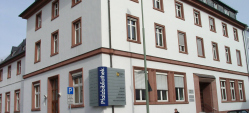 Die pfalzgalerie von außen mit dem Eingangsschild, worauf die Kernthemen stehen:
Bücher, Internet, Zeitungen, Zeitschriften, Veranstaltungen