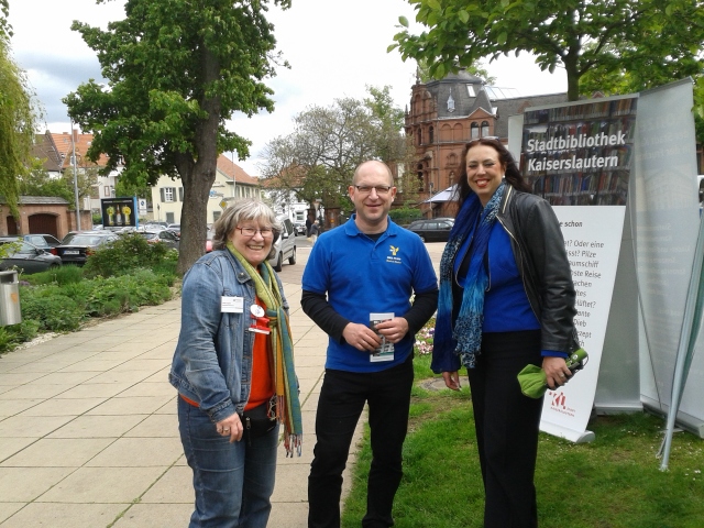 Bürgermeisterin Dr. Susanne Wimmer-Leonhardt, Herr Roedler und Frau Lingohr von der Stadtbibliothek am Stand der Jugendkulturmeile beim Stadtteilfest West am 9. Mai 2015 © Gabriela Hupp