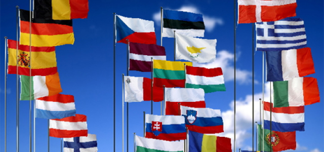 Die 27 Flaggen der EU-Mitgliedsstaaten.