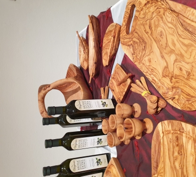 Bretter, Schalen, Löffel und Eierbecher aus Olivenholz. Kreative Ausstellungsstücke auf dem Kulturmarkt in der Fruchthalle.