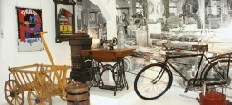 Ausgestellt werden eine Pfaff-Nähmaschine, ein Neufang-Ofen, ein Fahrrad, ein Bollerwagen, ein Topf von Kieffer.