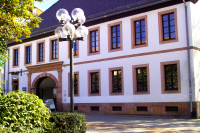 Die Außenfassade des Theodor-Zink-Museums im Sonnenschein. 