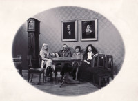 Gruppenbild auf den bequem aussehenden Biedermeier Exponaten.