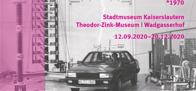Ein Auto in einer Halle