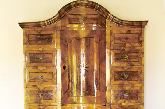 Ein kunstvoller, glatt geschliffener Holztabernakel. © Stadt Kaiserslautern