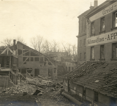 Ein zerstörtes Gebäude liegt in Trümmern.