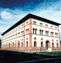 Eine Ansicht der Außenfassade von vorne und von der Seite.
