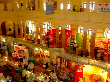 Von der erhöhten Galerie aus, wurden die Stände und Messevertreter der Sortimenta fotografiert. Im Saal wurden mehrere Gänge mit Kühltheken errichtet. © Stadt Kaiserslautern