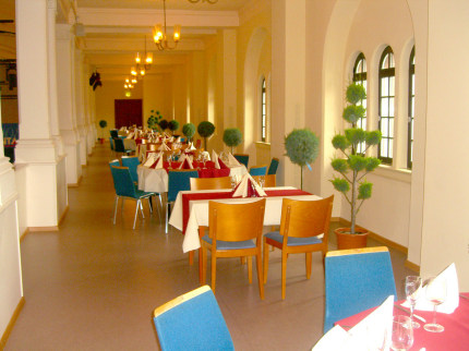 Gedeckte Tische stehen hintereinander und die Bestuhlung wurde farblich passend in Blau zur Messeveranstaltung gewählt. © Stadt Kaiserslautern