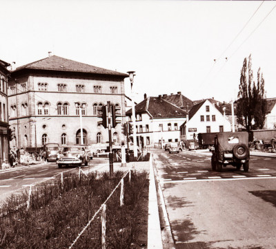 Schwarz-weiß Fotografie der Ost-West-Achse, im Hintergrund ist die Fruchthalle