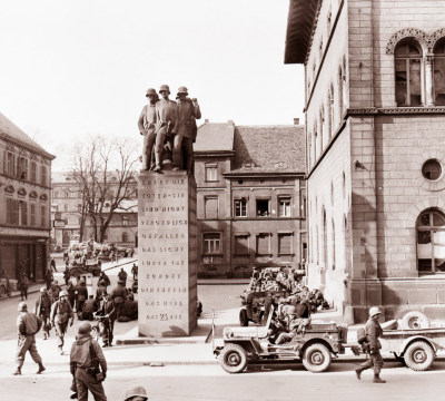 Schwarz-weiß Fotografie des Kriegsdenkmals vor der Fruchthalle