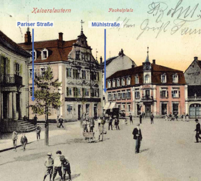 Ein eingefärbtes schwarzweiß Foto. Statt Autos sieht man viele Menschen auf dem Platz. Die Pariser Straße und die Mühlstraße wurden eingezeichnet.