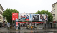 Der Schillerplatz mit der großen Verkehrsstraße von der Fruchthalle aus gesehen. Die Bushaltestellen und ein großes Transparent über die Kulturangebote Kaiserslautern sind zu sehen.