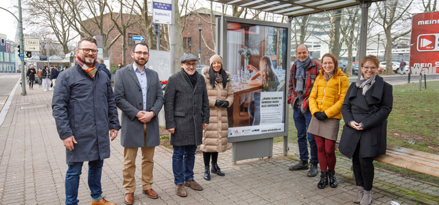 Gruppe von Männern und Frauen bei Citylight Eröffnung