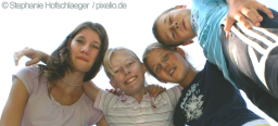 Vier starke Jugendliche schauen in die Kamera.