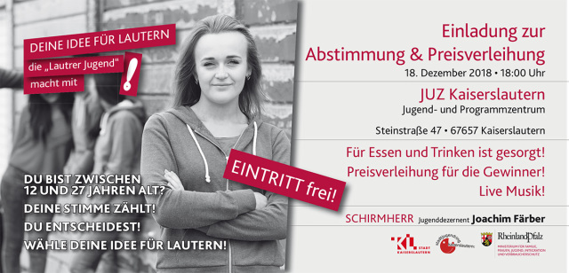 Eine Jugendliche mit verschränkten Armen schaut direkt in die Kamera. Im Hintergrund drei weitere Jugendliche an einer Hauswand lehnend. © Stadt Kaiserslautern