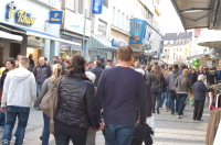 In der Innenstadt schlendern viele Menschen.