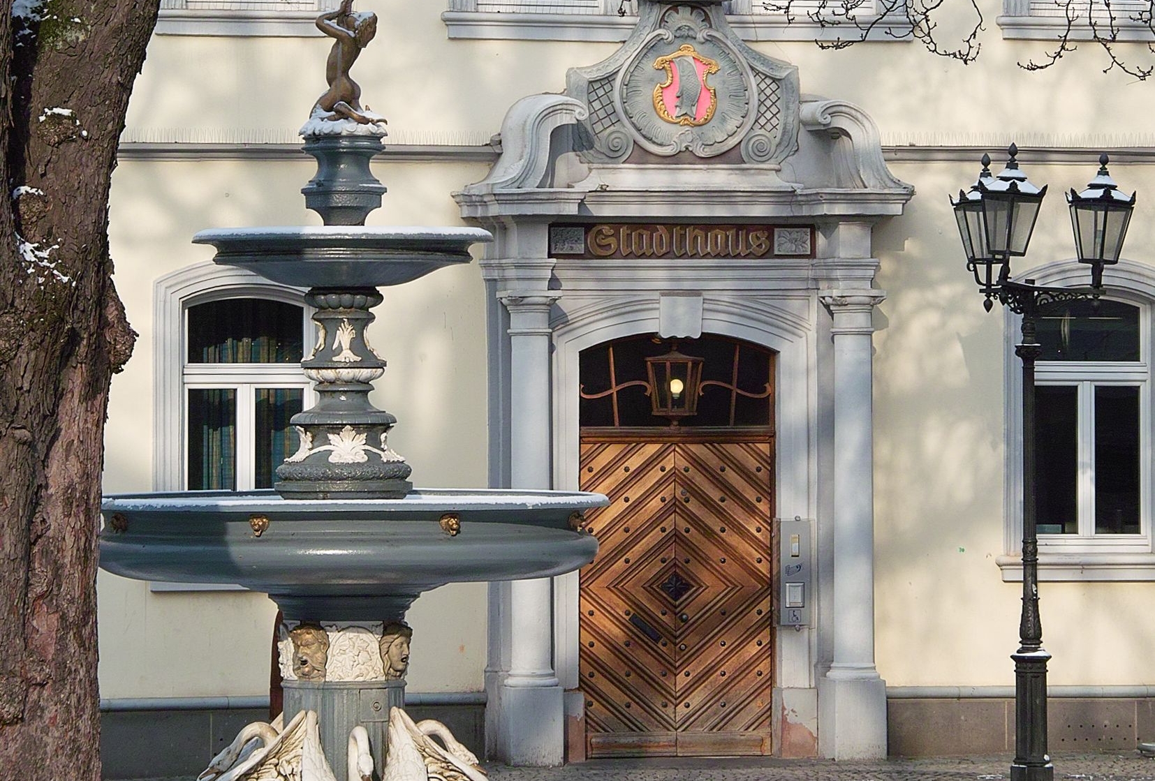 Winterbild des alten Stadthauses - der heutigen Musikschule. Im Vordergrund sieht man den Martinsbrunnen.