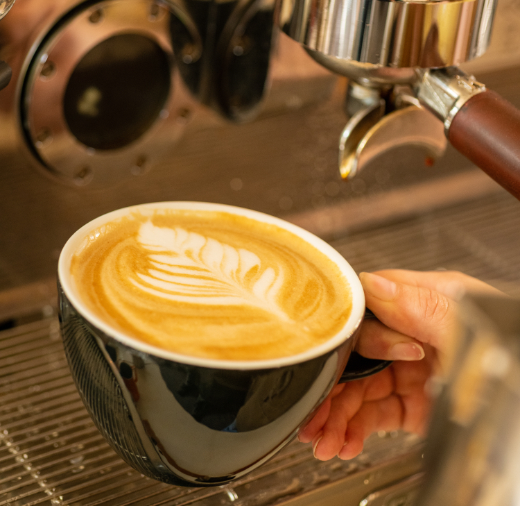 Eine Tasse Kaffee, die frisch mit einer im HIntergrund stehenden Kaffeemaschine zubereitet wurde. © Dominik Ketz, Lizenz CC-BY-SA