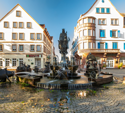 © Harald Kröher Blick auf den Kaiserbrunnen in Richtung Innenstadt.
