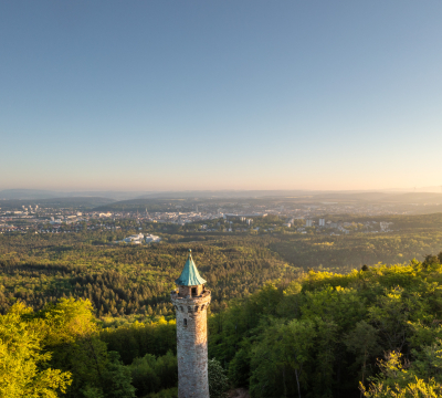 © Pfalz.Touristik e.V., Bild: Dominik Ketz Blick auf den Humbergturm aus der Luft und dahinter die Stadt Kaiserslautern.