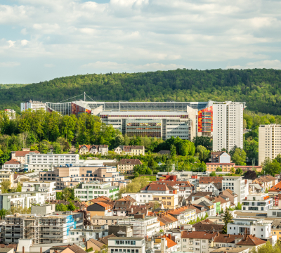 © Pfalz.Touristik, e.V., Dominik Ketz Fritz-Walter-Stadion mit der Stadt im Vorder- und dem Wald im Hintergrund.