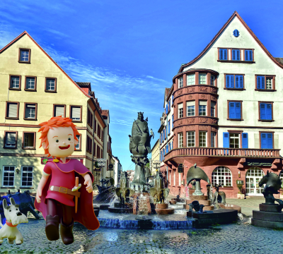 Klein Friedrich und sein Hund Ted vor dem Kaiserbrunnen.
