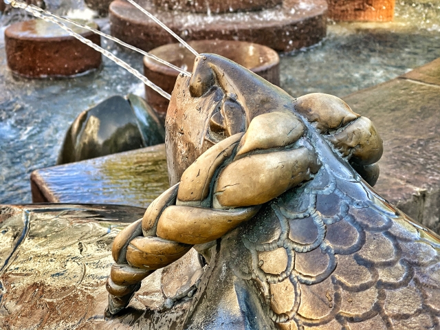 Man sieht den Fisch, der Wasser spuckt. Eine der vielen Figuren am Kaiserbrunnen. © Stadt Kaiserslautern
