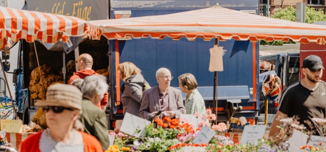 Wochenmarkt mit Volksbank im Hintergrund