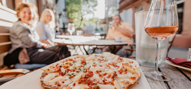 Flammkuchen und pfälzischer Wein. 