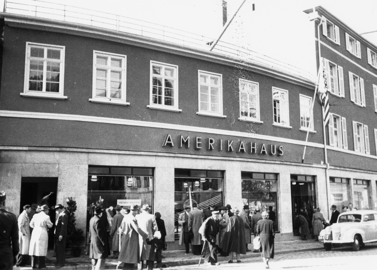 Amerikahaus in Kaiserslautern in schwarz-weiß © Stadtarchiv Kaiserslautern